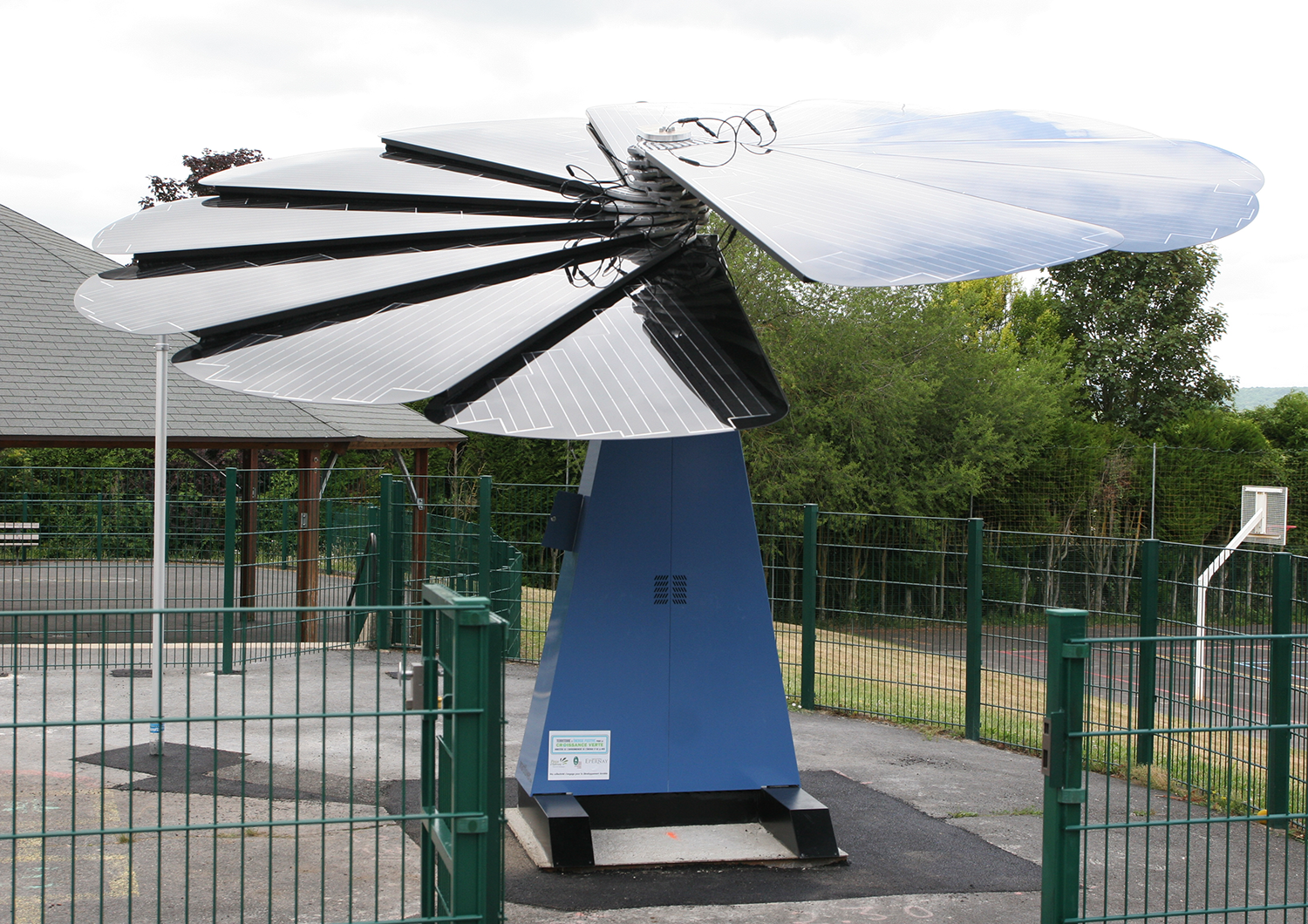 Installation d'une fleur solaire